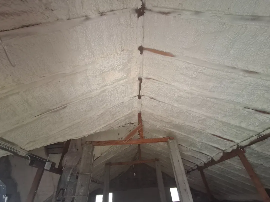 Izolație spumă poliuretanică mansardă Olt – aplicare profesională
