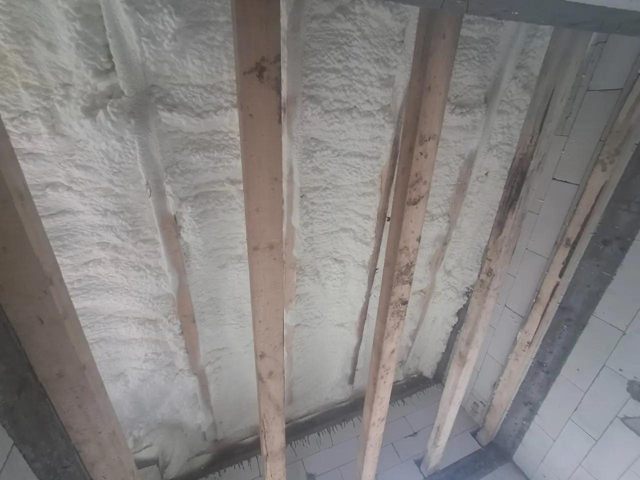 Rezultat final izolatie cu spuma poliuretanica pe sarpanta