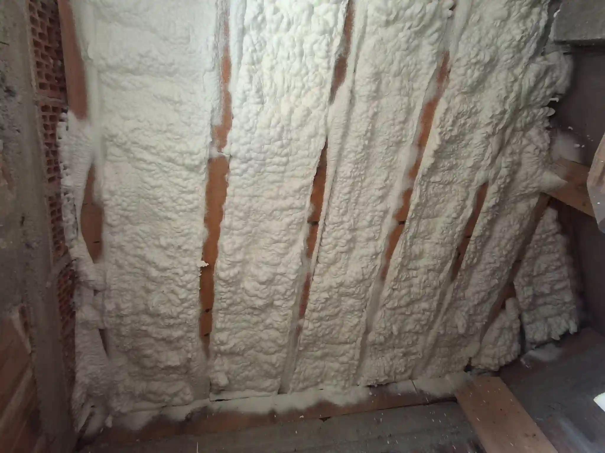 spumă poliuretanică celulă deschisă aplicată pe astereală lemn în pod Tg Jiu