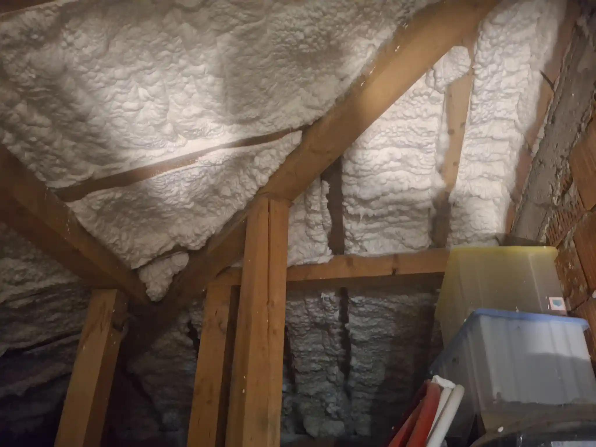 izolație spumă poliuretanică celulă deschisă pe structură lemn, grosime 15 cm, Tg Jiu