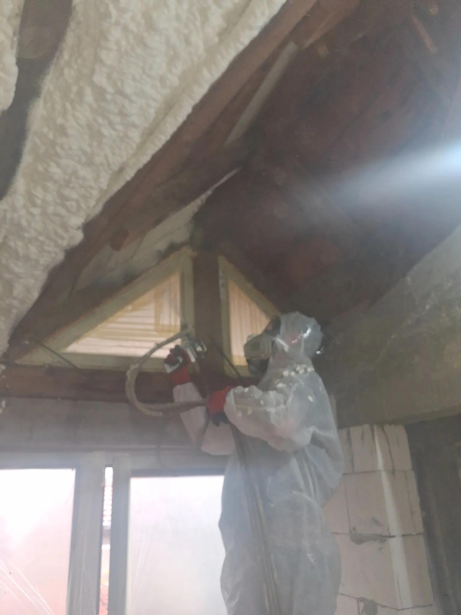 Izolație pod cu spumă poliuretanică cu celulă deschisă, asigurând etanșeitate termică ridicată în Drobeta Turnu Severin