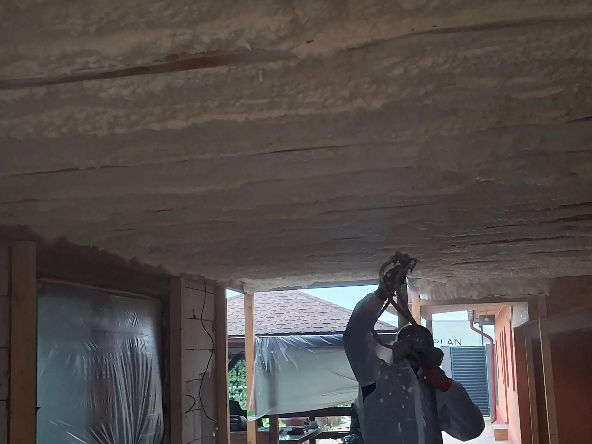 Aplicator spuma poliuretanica in Craiova, Dolj, in timpul lucrarii de izolare termica profesionala