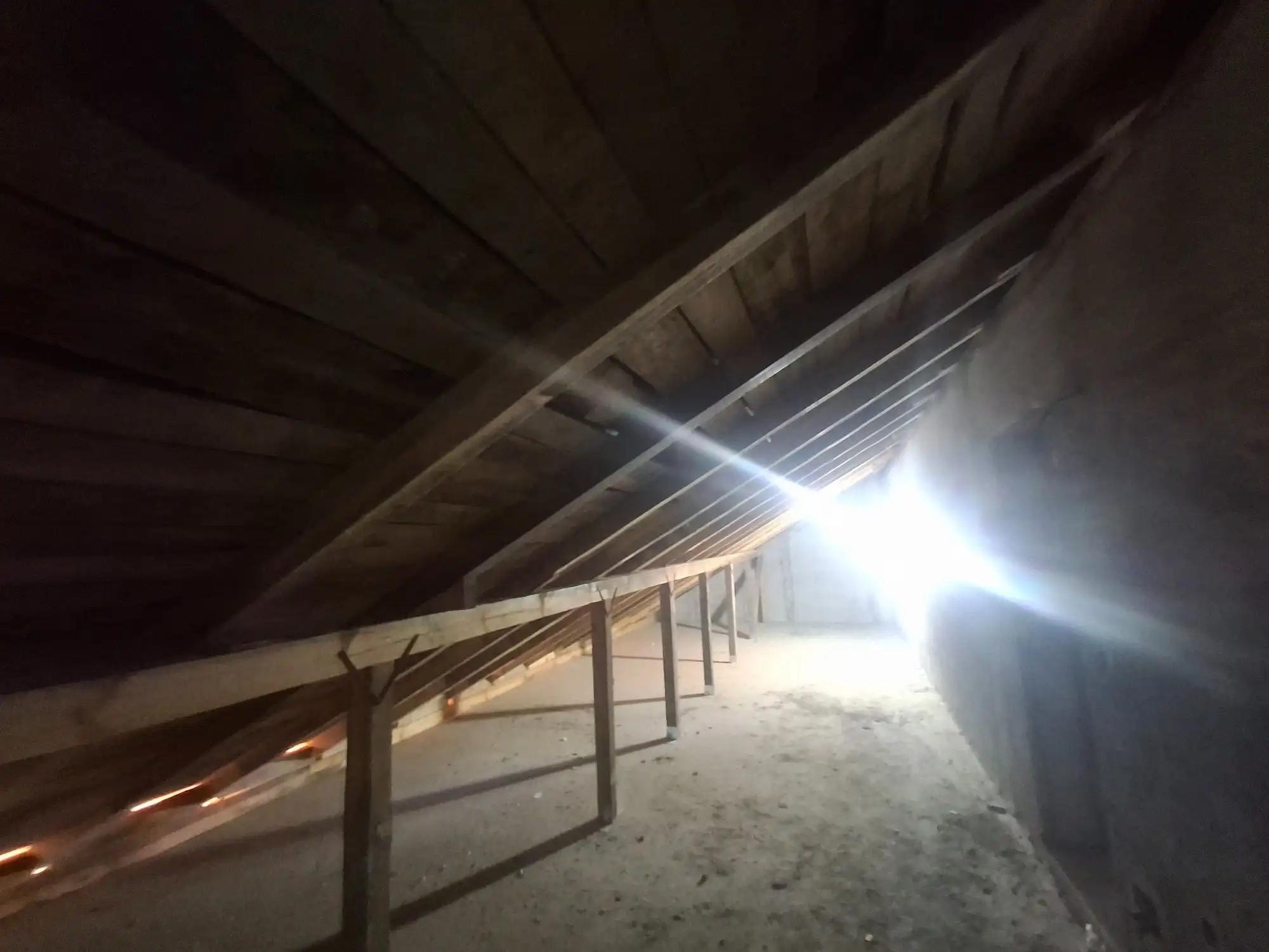 Interior pod neizolat cu structură din lemn și căpriori vizibili, înainte de izolație cu spumă poliuretanică – Horezu, județul Vâlcea