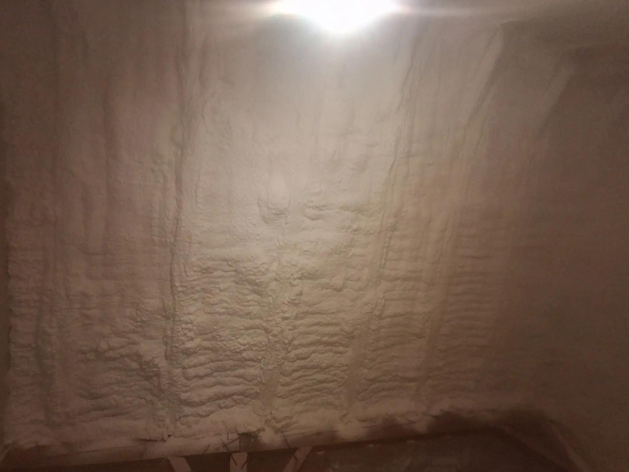 Strat uniform de spumă poliuretanică aplicat pe peretele podului