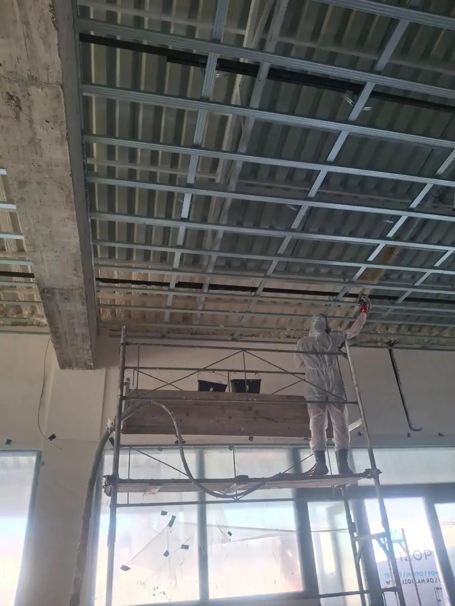 Cadru metalic tavan hală industrială 1200 m² înainte de aplicarea izolației poliuretanice 5 cm celulă închisă
