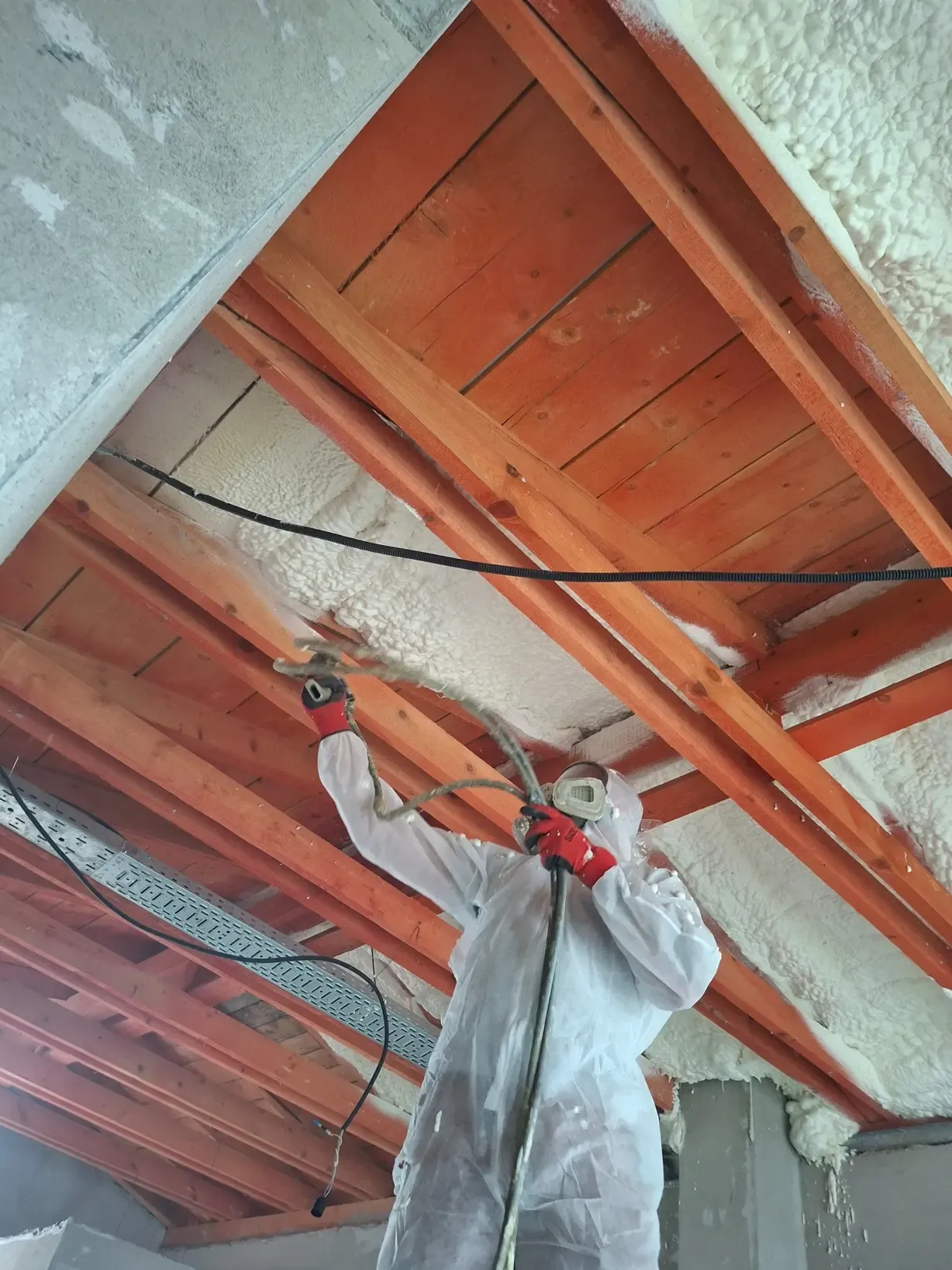 Aplicare spumă poliuretanică pe structura acoperișului pentru izolație termică și protecție profesională în Brașov.