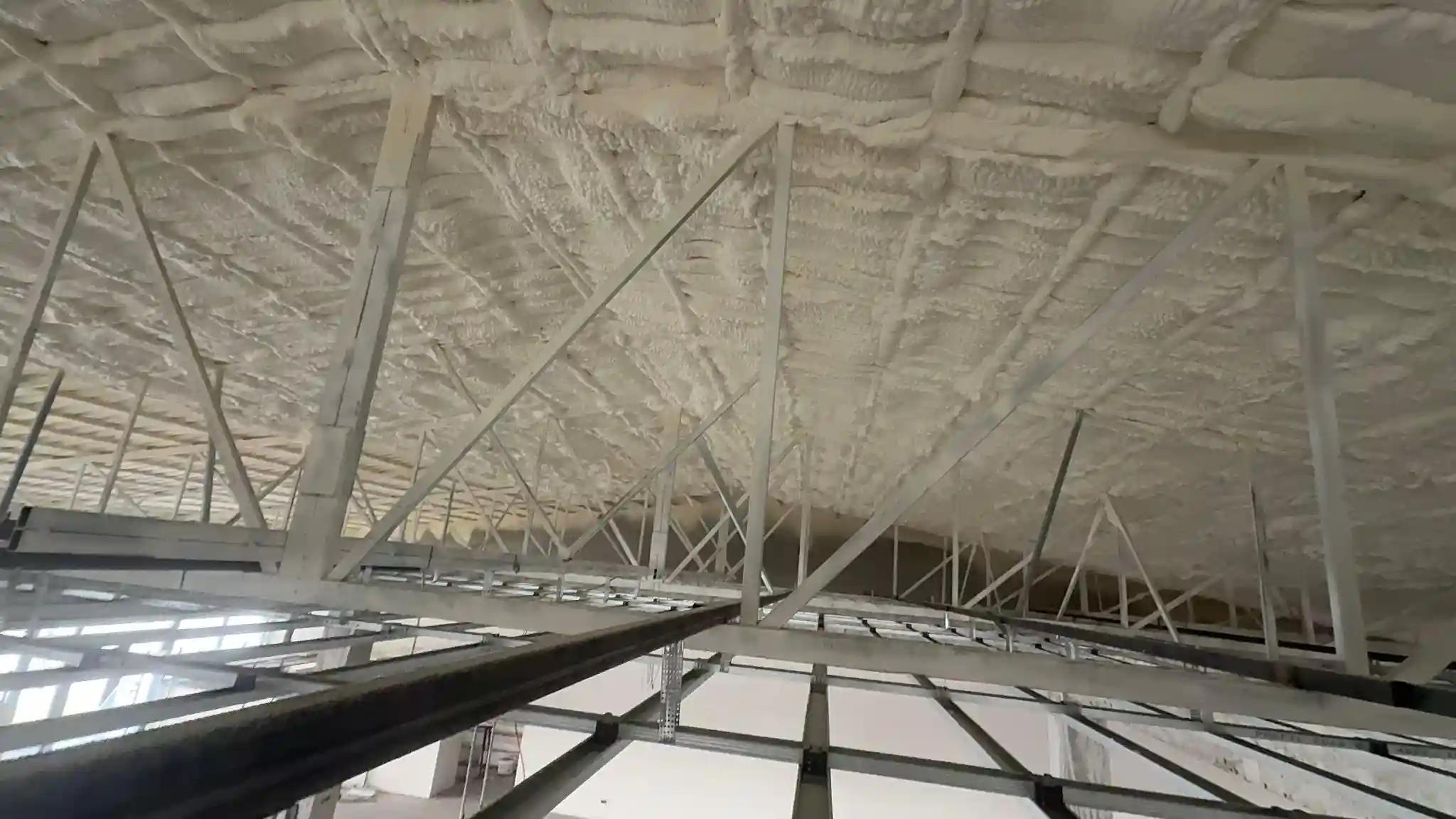 izolație spumă poliuretanică Pitești aplicare hala 1200 mp