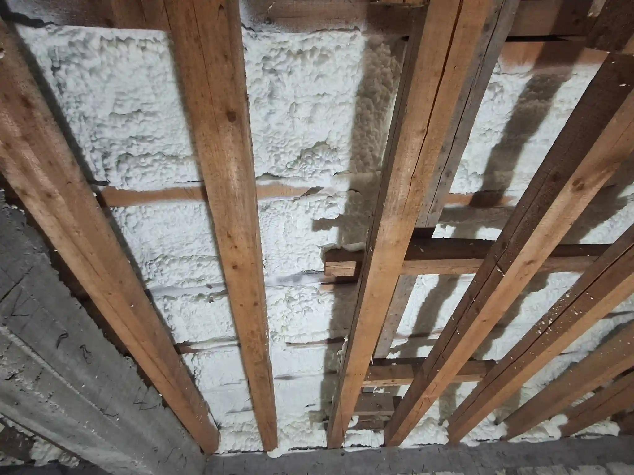 strat-spuma-poliuretanica-tavan-mansarda