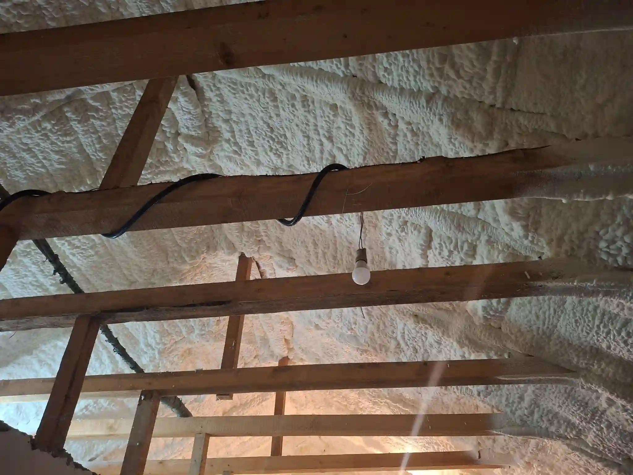 Izolație cu spumă poliuretanică după aplicare în Craiova