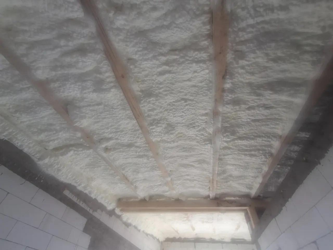 Detaliu izolatie acoperis cu spuma poliuretanica dupa aplicare