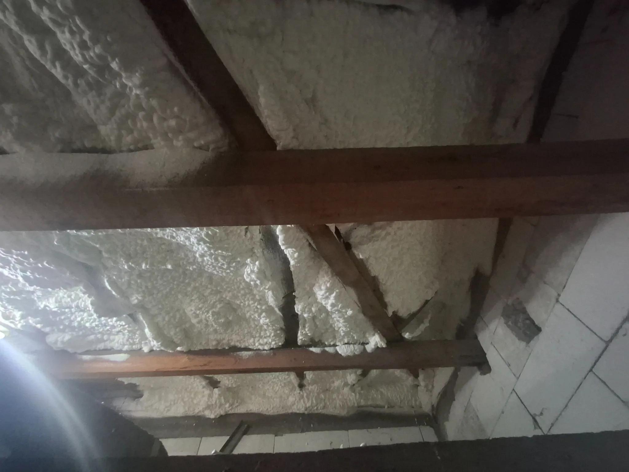 Aplicare profesională de spumă poliuretanică cu celulă deschisă de 12 cm pentru izolația podului, executată în Drobeta Turnu Severin