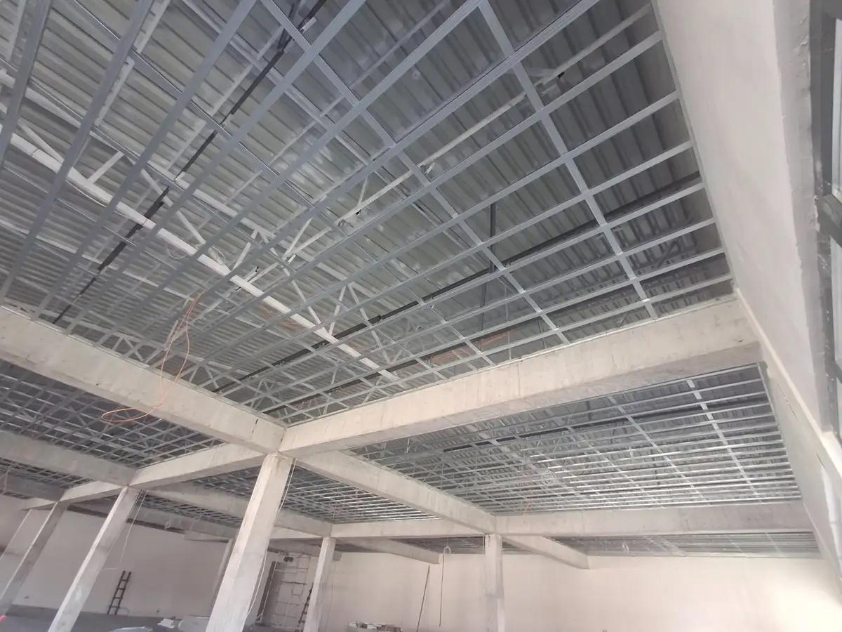 Structură metalică acoperiș hală industrială pregătită pentru izolare cu spumă poliuretanică celulă închisă 5 cm