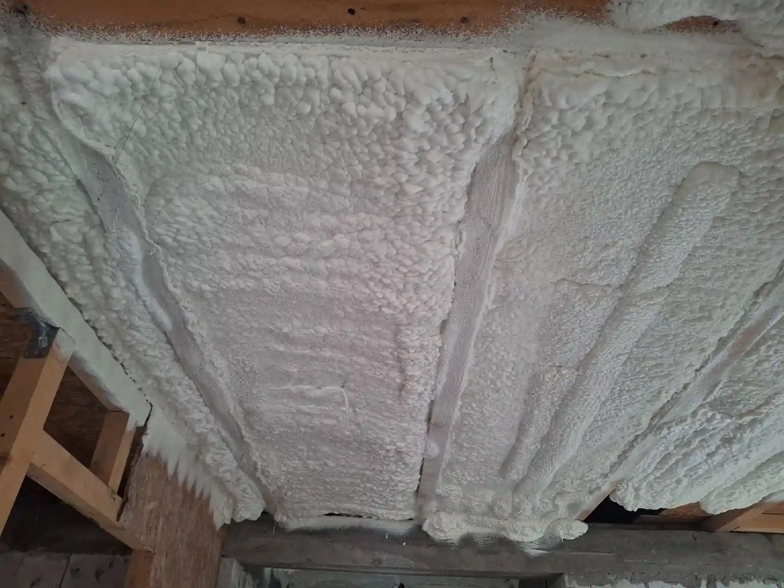 strat continuu de spumă poliuretanică pulverizată pentru izolație termică și etanșare