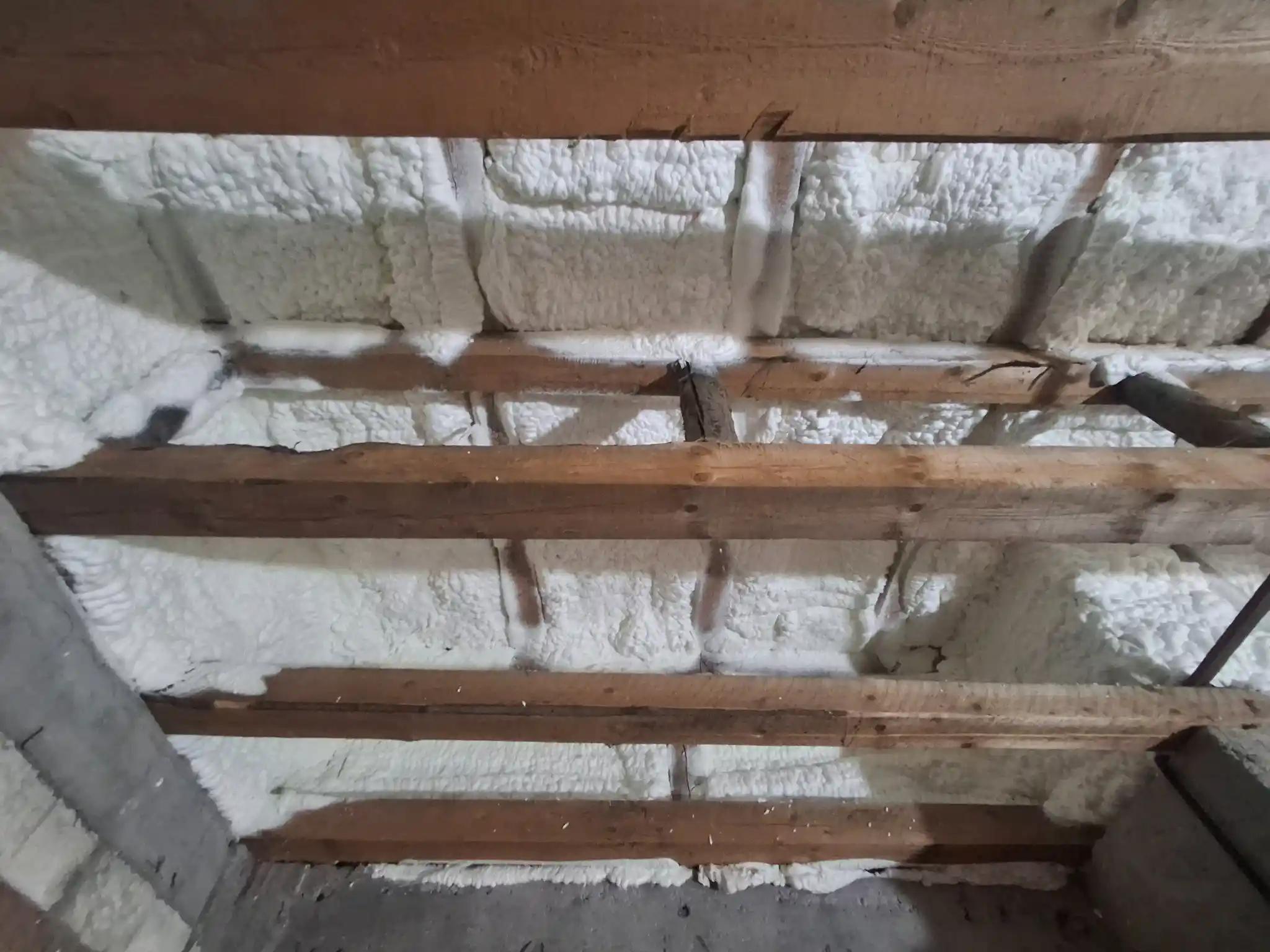 spuma-poliuretanica-inchisa-la-celula-acoperis-lemn