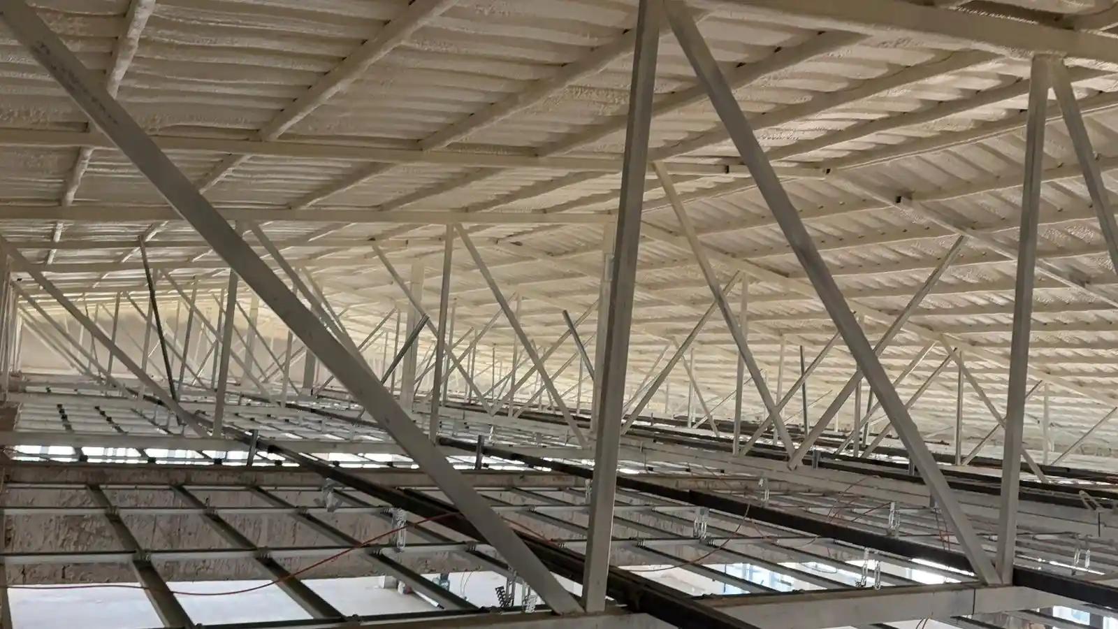 Izolație termică cu spumă poliuretanică pe acoperișul halei industriale de 1200 m²