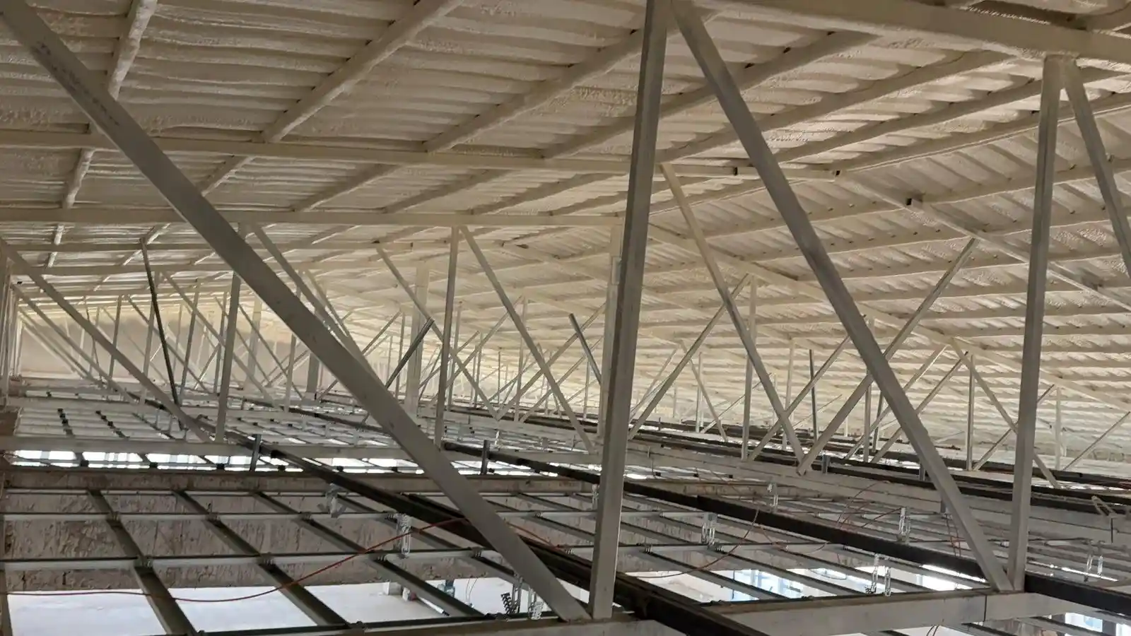 Izolație termică cu spumă poliuretanică pe acoperișul halei industriale de 1200 m²