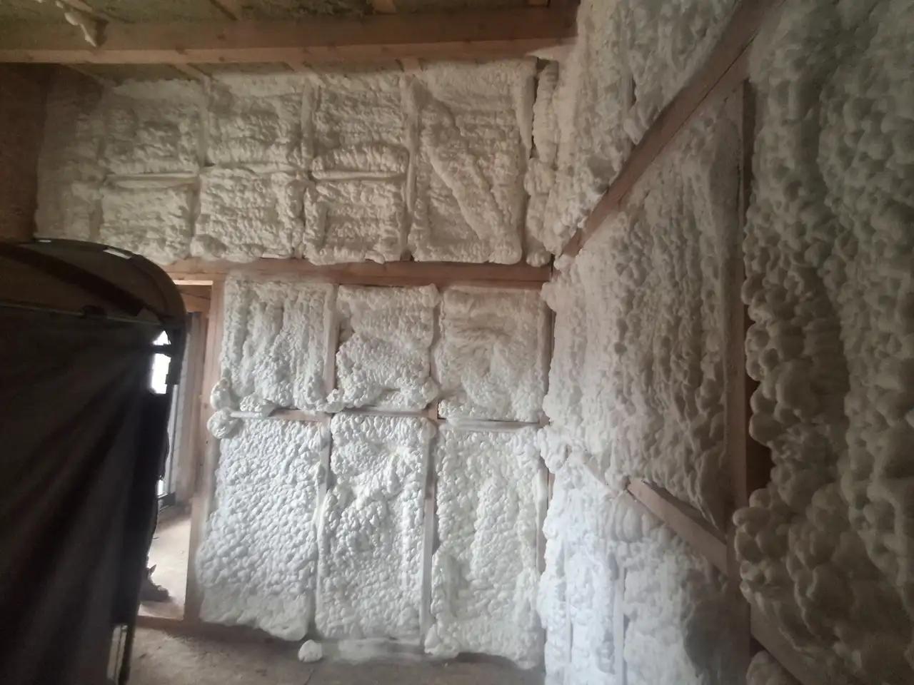 Izolație completă cameră cu spumă poliuretanică celulă deschisă