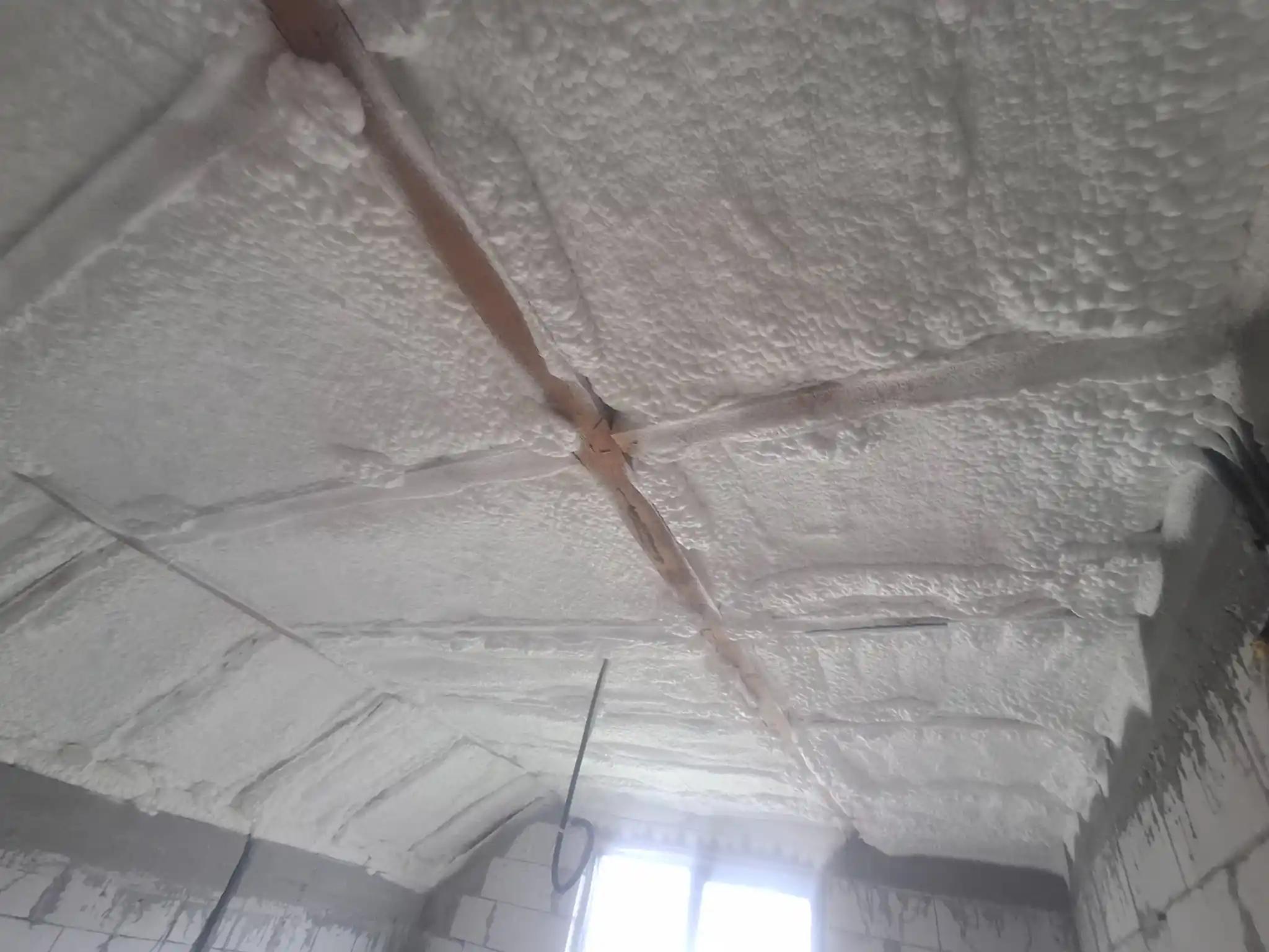 spumă poliuretanică pulverizată pod cu structură grinzi lemn izolație termică eficientă