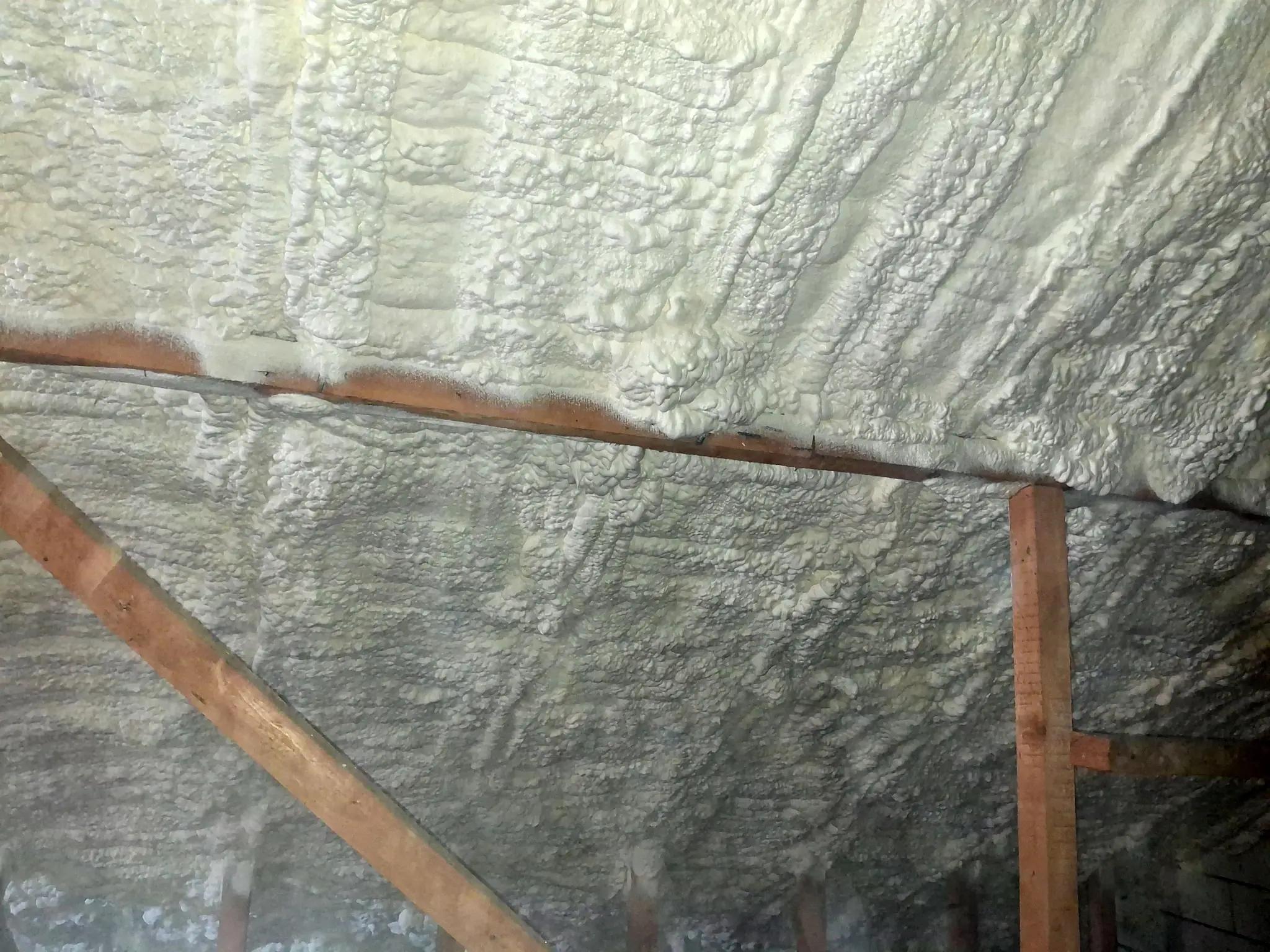 Izolație mansardă completă în Caineni cu spumă poliuretanică cu celulă deschisă pentru reducerea pierderilor termice.