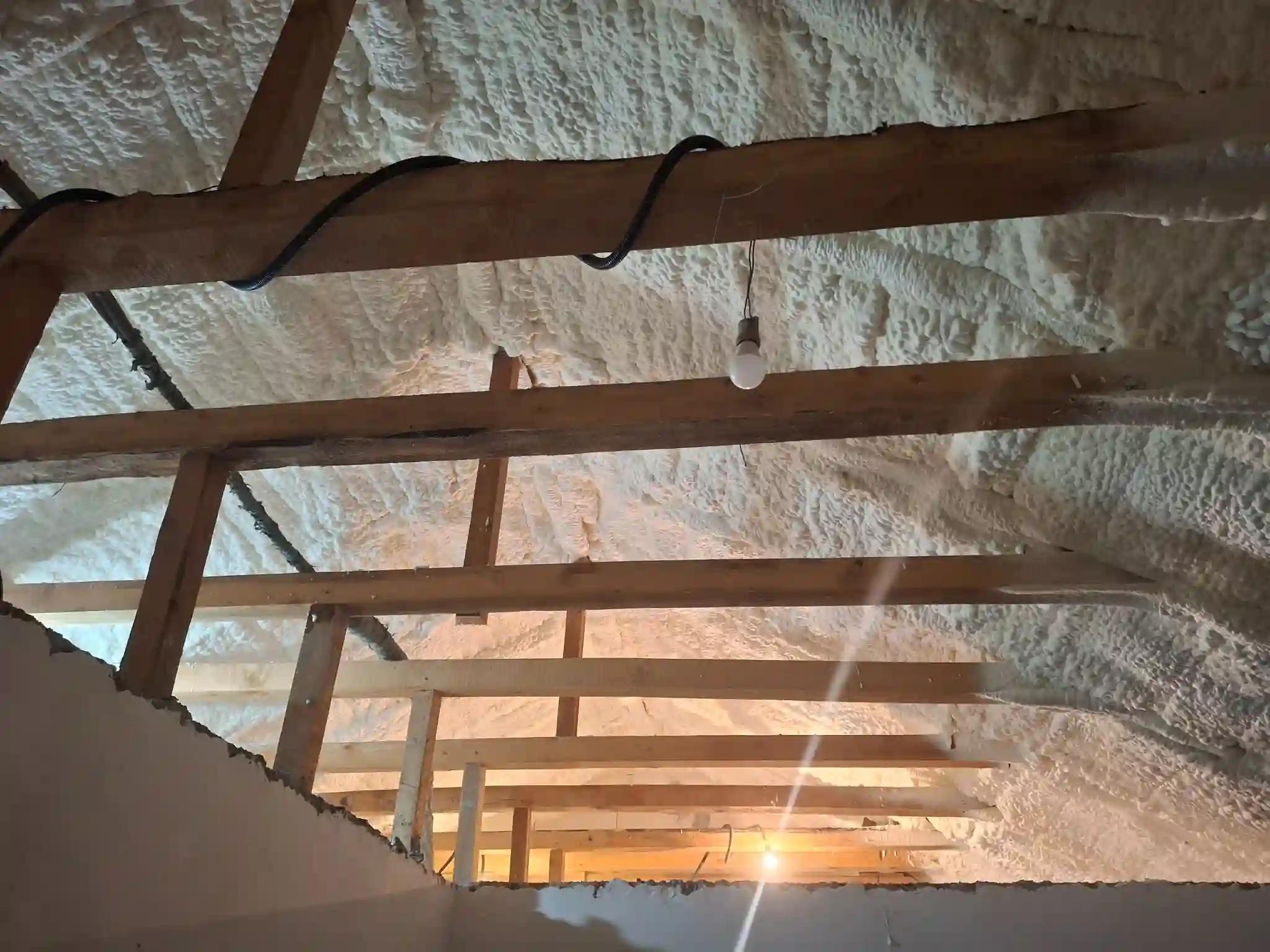 Strat uniform de spumă poliuretanică după lucrare în Dolj