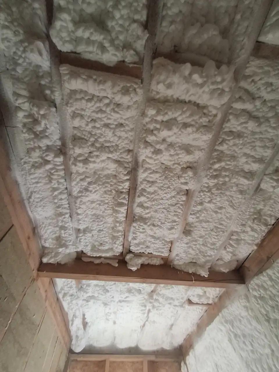 Izolație spumă poliuretanică celulă deschisă 15 cm aplicată pe pod în Brașov