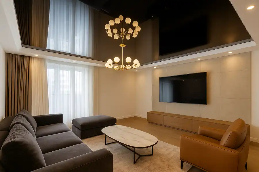 Living modern cu tavan extensibil lucios și iluminare LED.