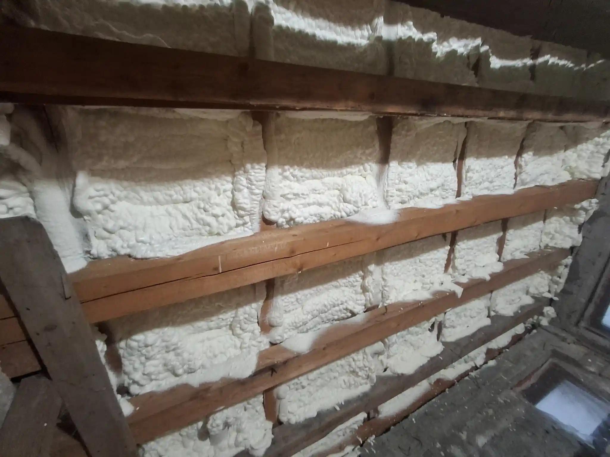 izolatie-termica-spuma-poliuretanica-pod-casa