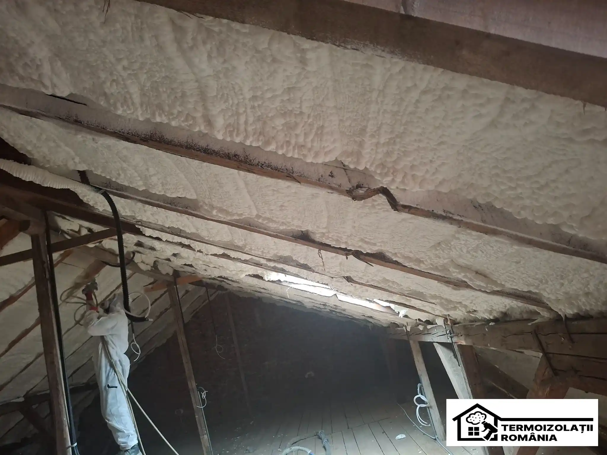 Izolație pod profesională în Buziaș, Timiș – aplicare spumă poliuretanică 10 cm pe 850 m², eliminare pierderi de căldură și eficiență energetică maximă.