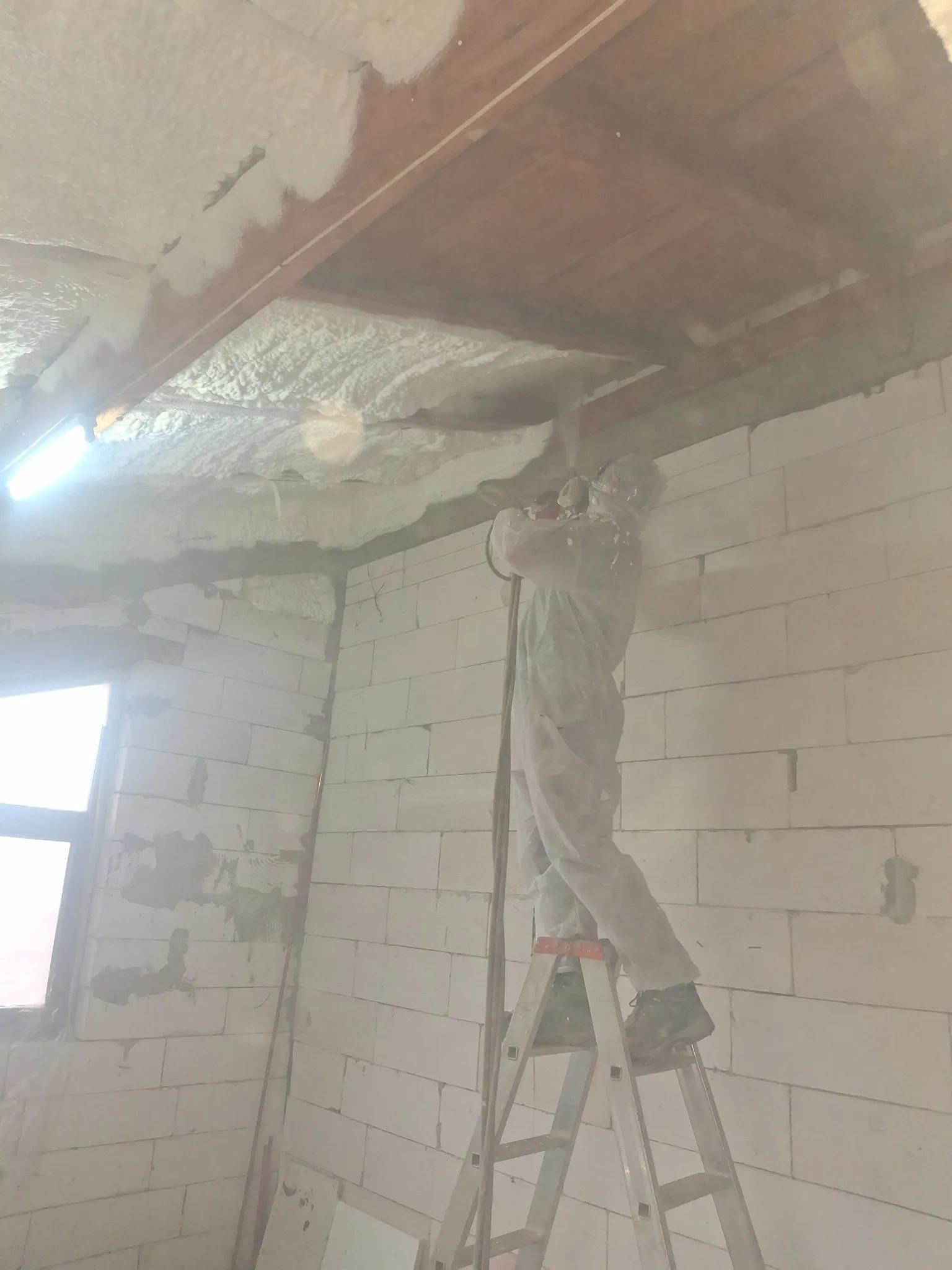 Strat continuu de spumă poliuretanică cu celulă deschisă utilizat pentru izolația podului într-o locație din Drobeta Turnu Severin