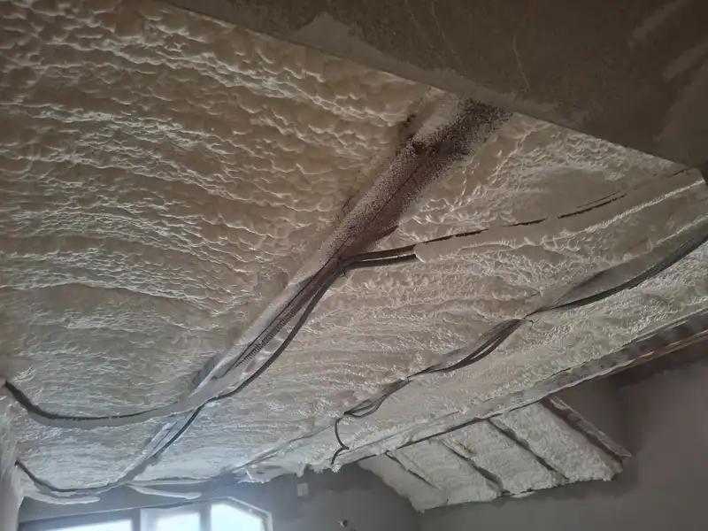 Lucrare de izolație cu spumă poliuretanică într-o locuință, cu acoperire completă a tavanului