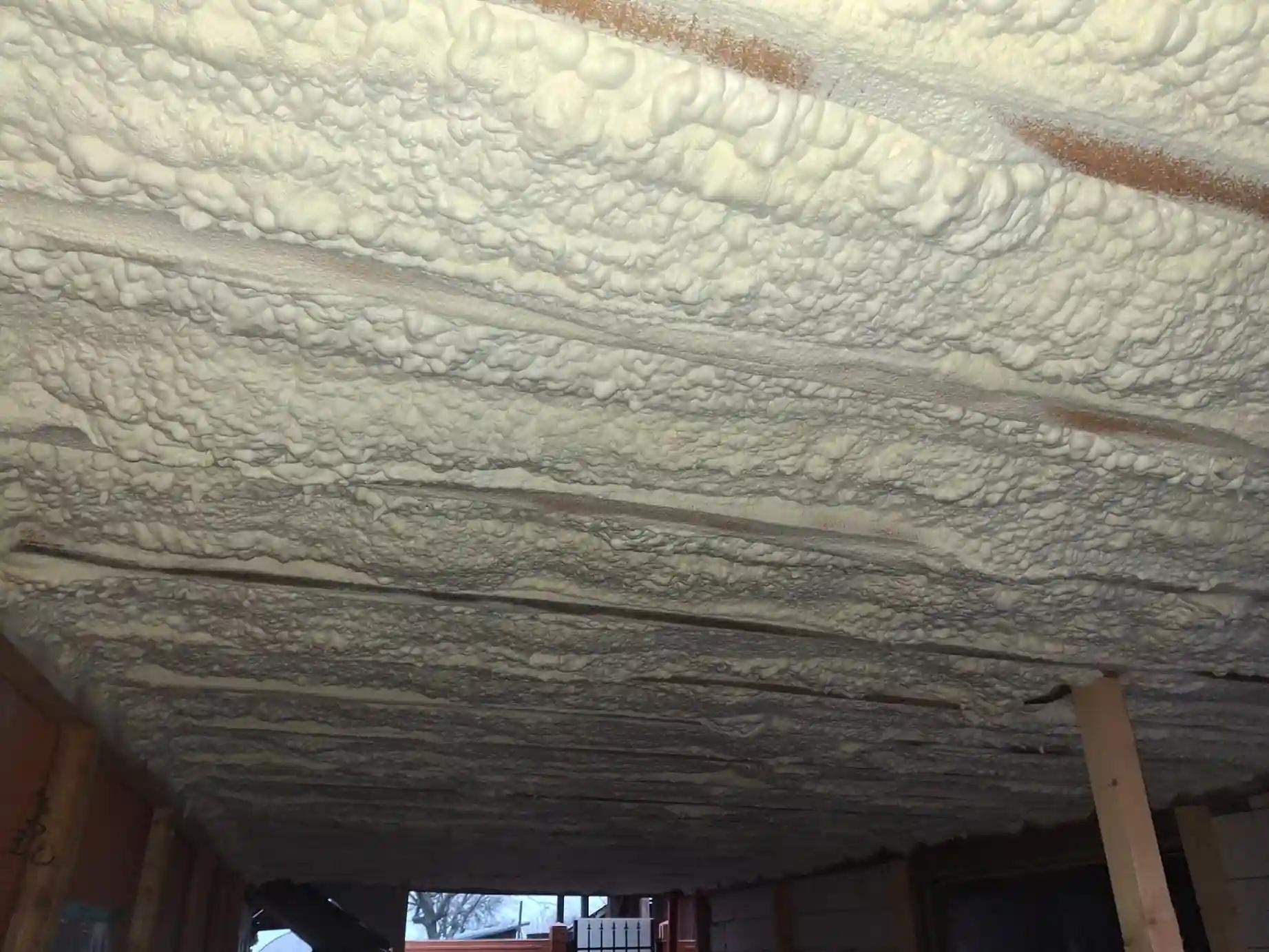 Izolatie realizata cu spuma poliuretanica in Craiova, Dolj, dupa finalizarea lucrarii de izolare termica