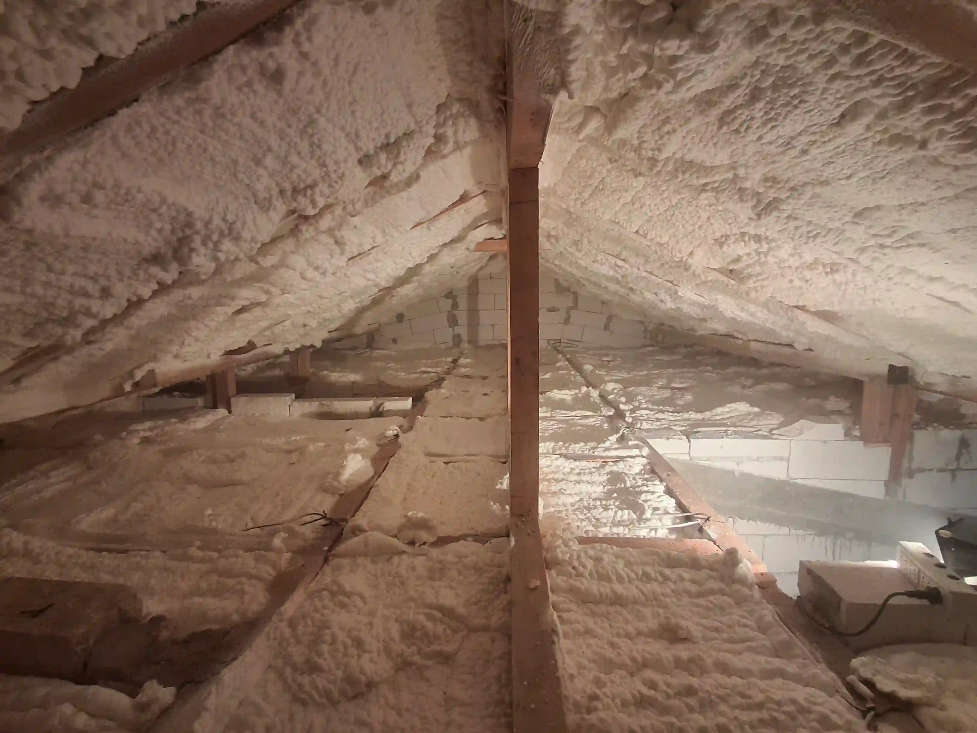 Izolație pod cu spumă poliuretanică celulă deschisă 10 cm în Bălcești, Vâlcea – lucrare finalizată.