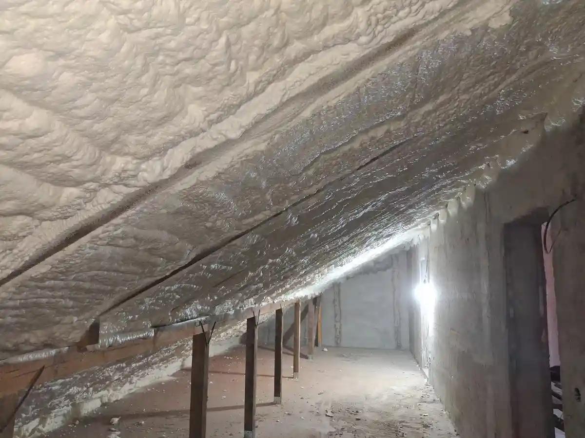 Vedere de ansamblu a podului izolat integral cu spumă poliuretanică celulă deschisă, structură din lemn acoperită complet – Termoizolații România, Horezu, Vâlcea