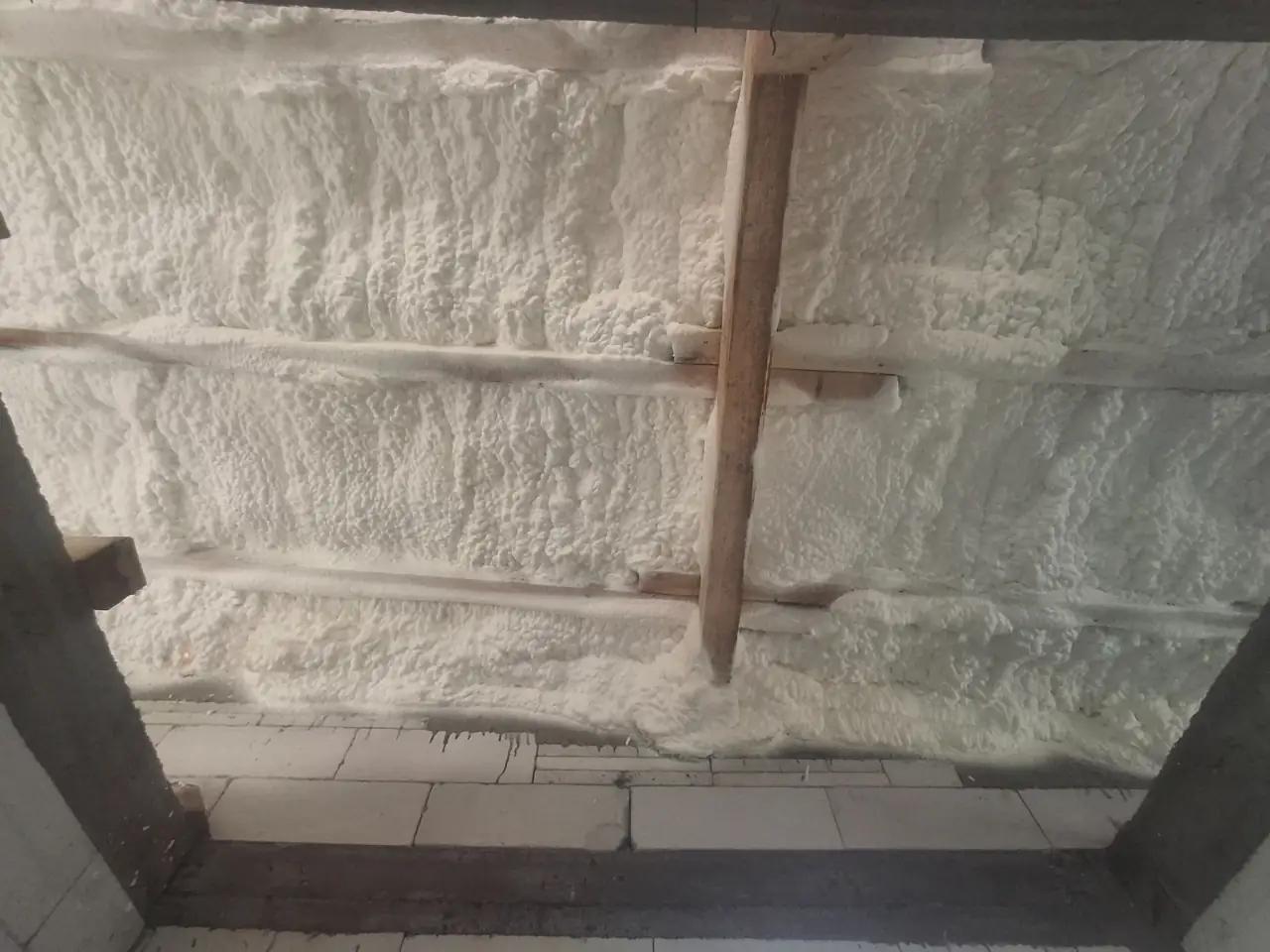 Proces de aplicare spuma poliuretanica pe structura de lemn