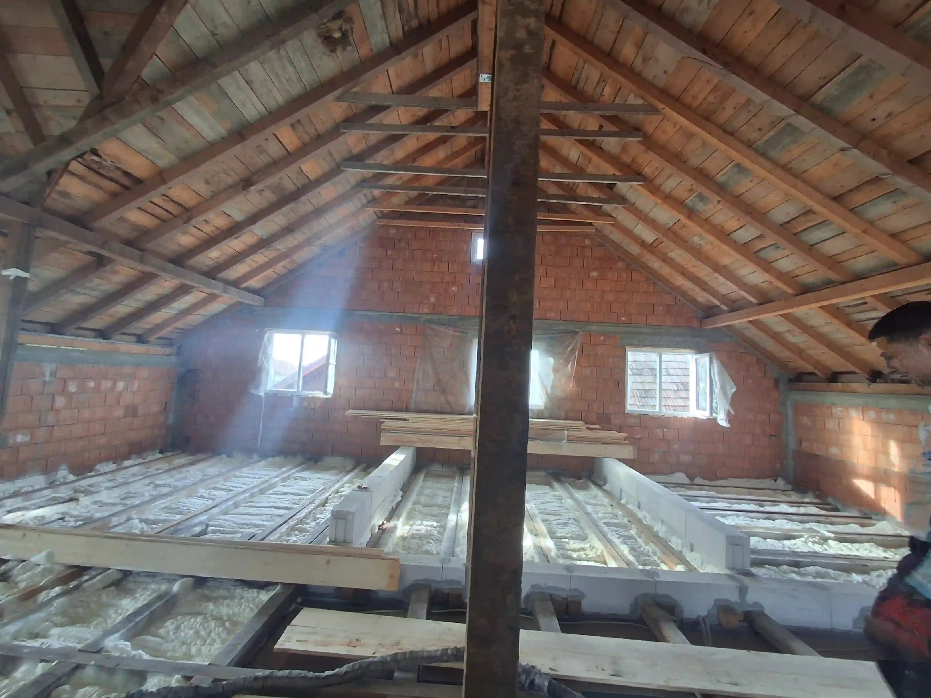 Izolație mansardă realizată în Sânnicolau Mare cu spumă poliuretanică cu celulă deschisă aplicată pe planșeu, grosime 12 cm.