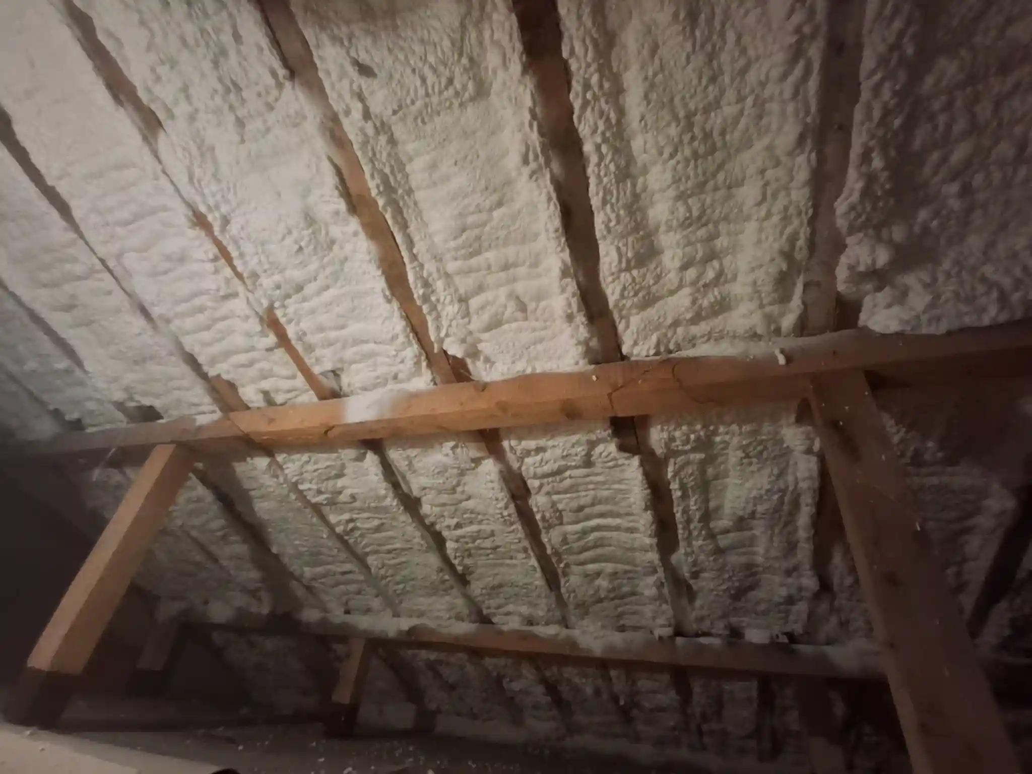 uniformă spumă poliuretanică 15 cm pe astereală pod, proiect 180 mp Tg Jiu Gorj