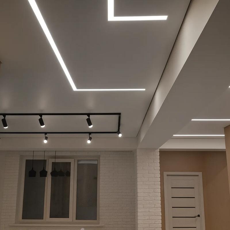 tavan extensibil negru modern cu benzi LED într-un living elegant