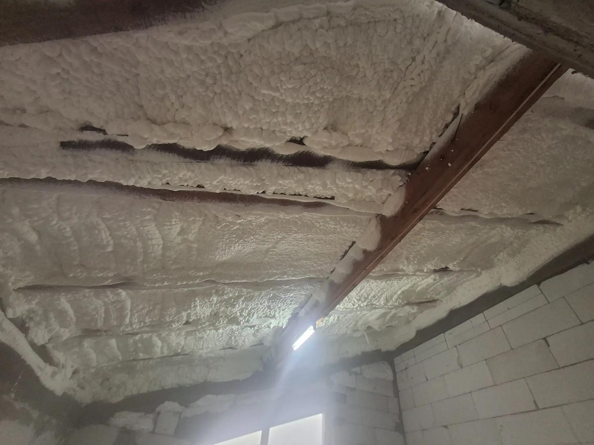 Izolație pod realizată cu spumă poliuretanică cu celulă deschisă, acoperind complet structura, parte dintr-o lucrare de izolații în Drobeta Turnu Severin