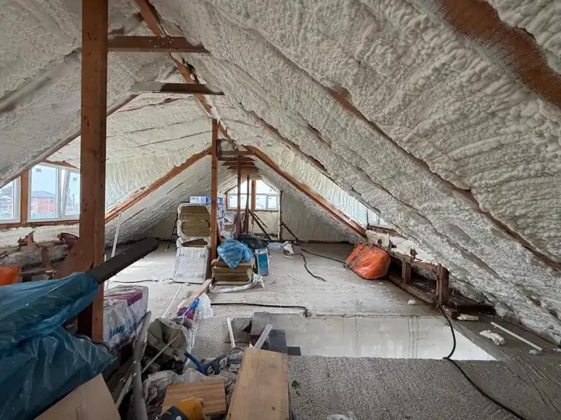 Interior mansardă după aplicarea spumei poliuretanice, eficiență termică ridicată, suprafețe sigilate fără punți termice.