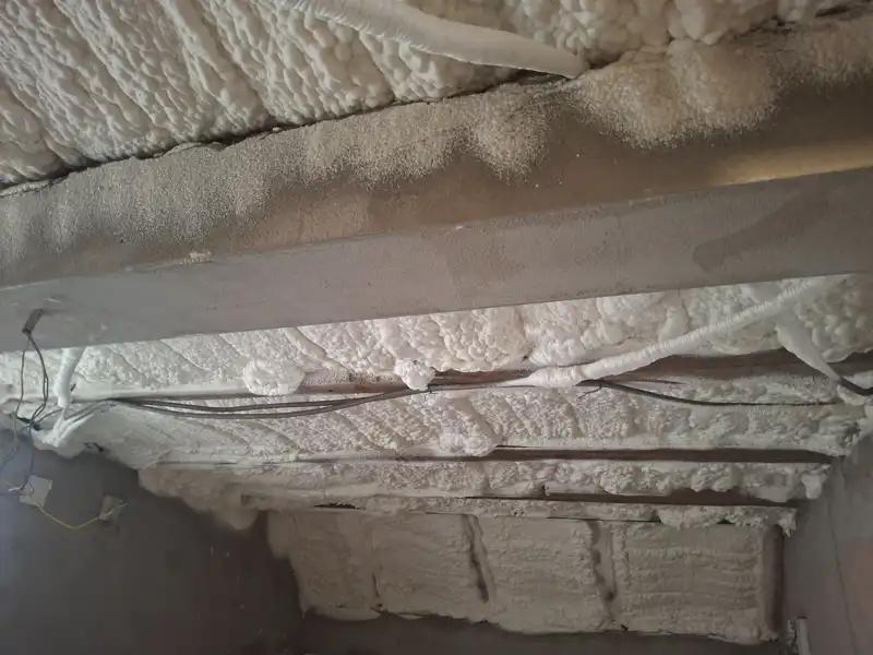 Izolație cu spumă poliuretanică aplicată peste cabluri electrice, asigurând etanșare și protecție termică