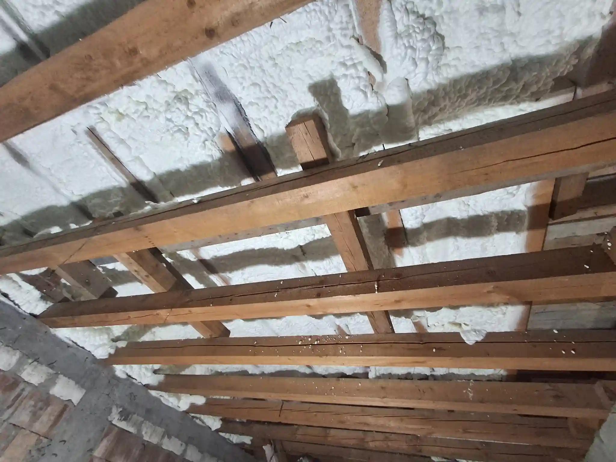 aplicare-spuma-poliuretanica-pe-capriori-acoperis