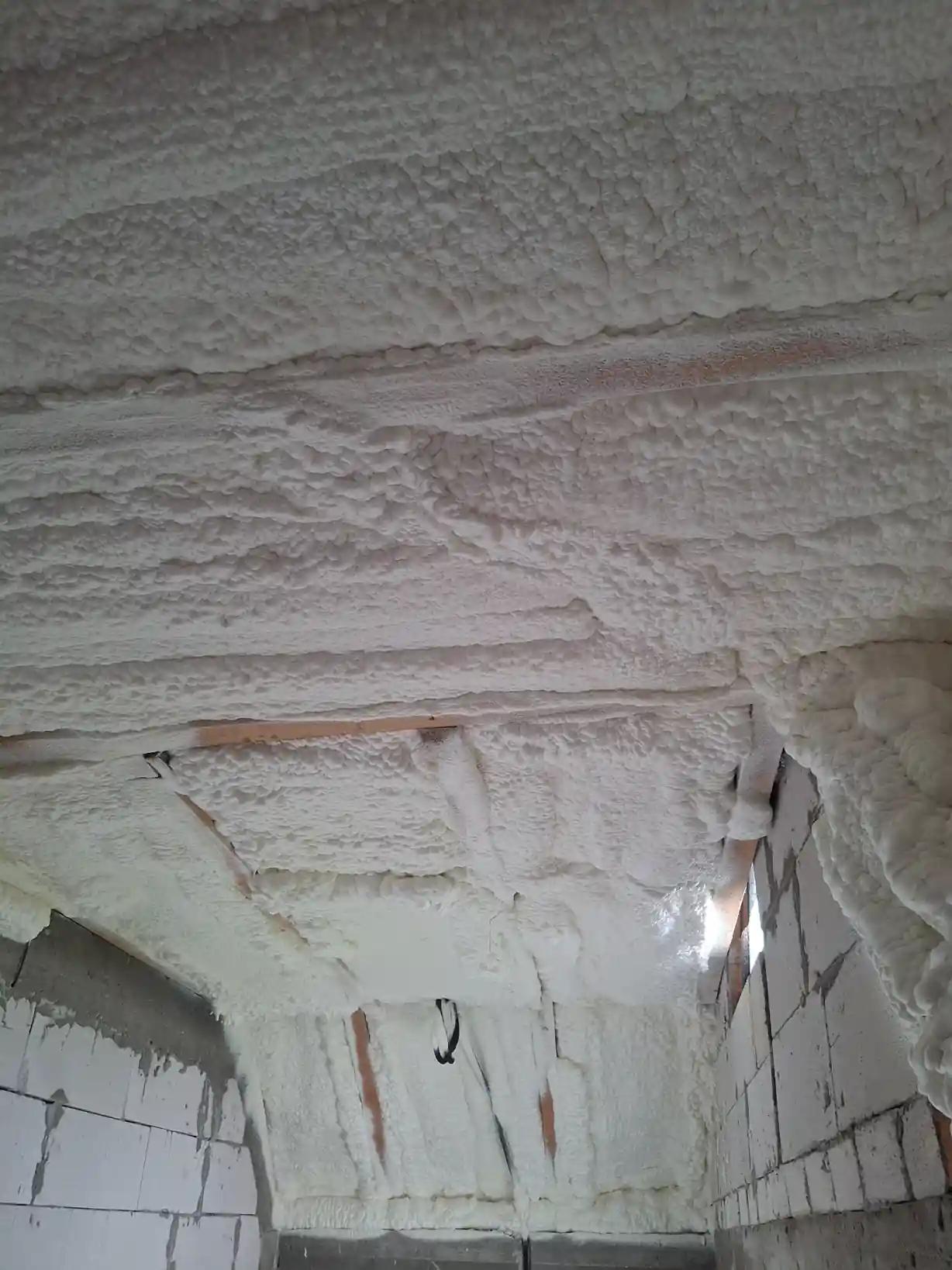 spumă poliuretanică aplicată între grinzi lemn pentru eliminare punți termice