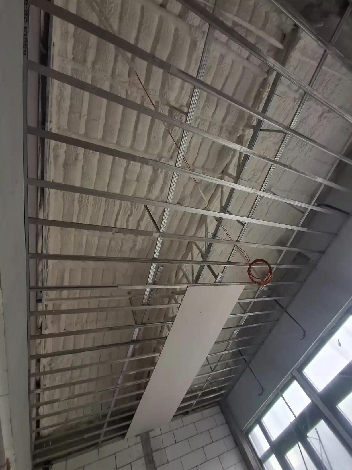 Tavan izolat cu spumă poliuretanică și structură metalică, imagine 6