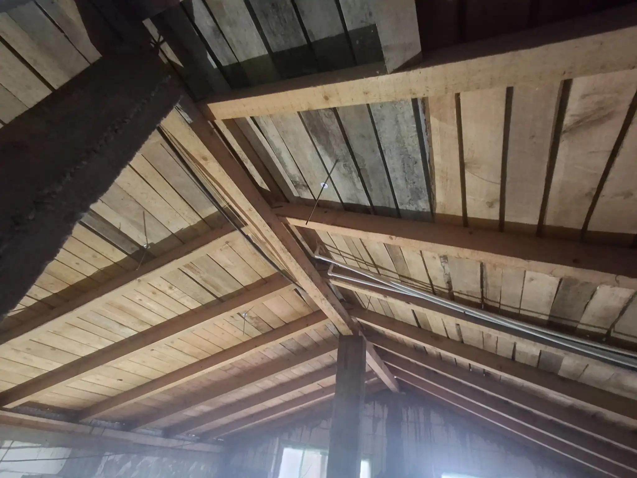 Structură de acoperiș din lemn înainte de izolație cu spumă poliuretanică, mansardă neizolată în Poiana Mare, județul Dolj