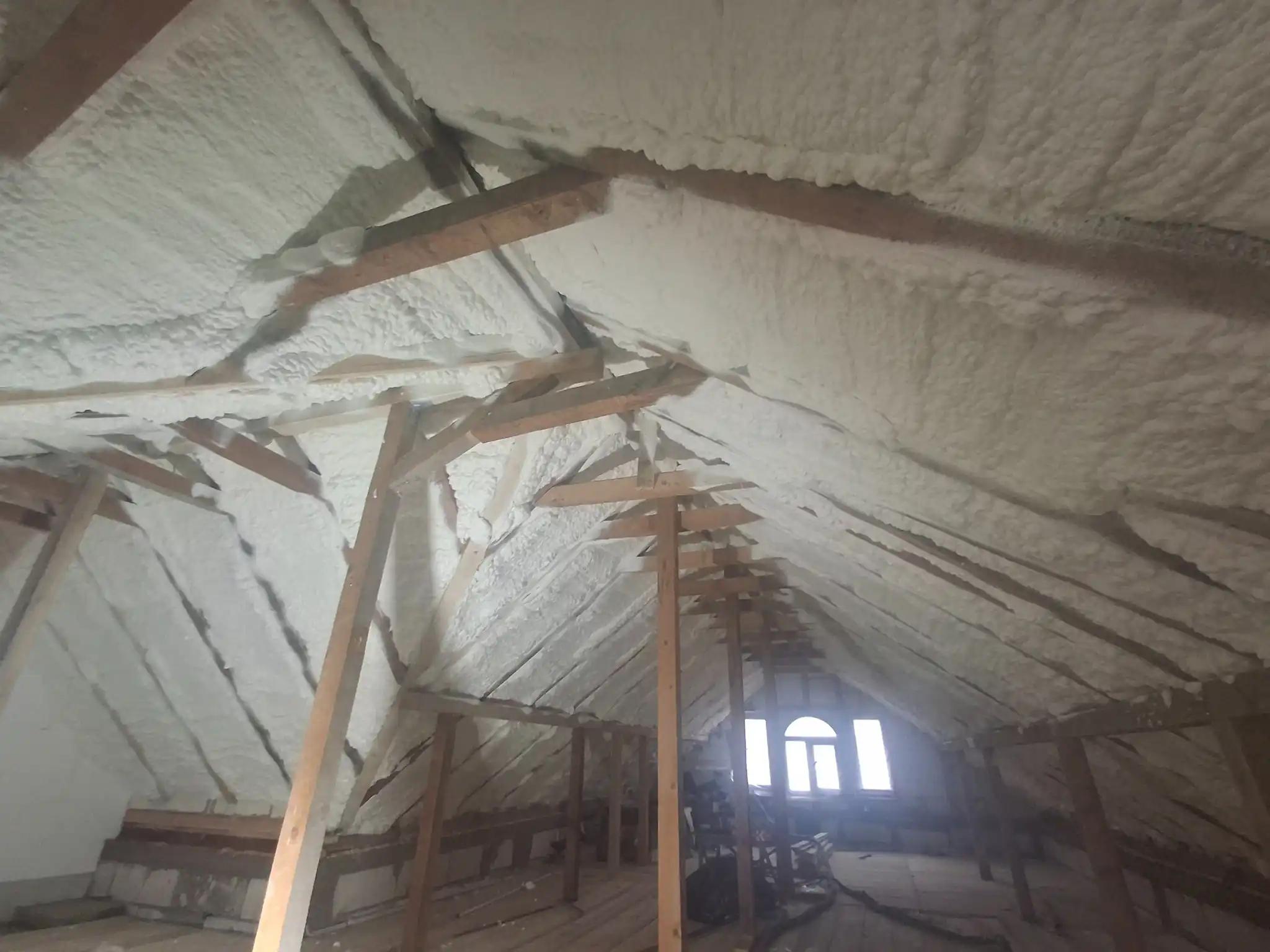 Izolație cu spumă poliuretanică pe interiorul acoperișului, strat continuu după aplicare