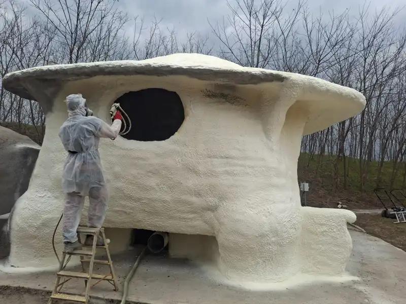 Aplicare spumă poliuretanică cu celulă închisă 5 cm pe structură curbată, izolație termică continuă fără punți termice