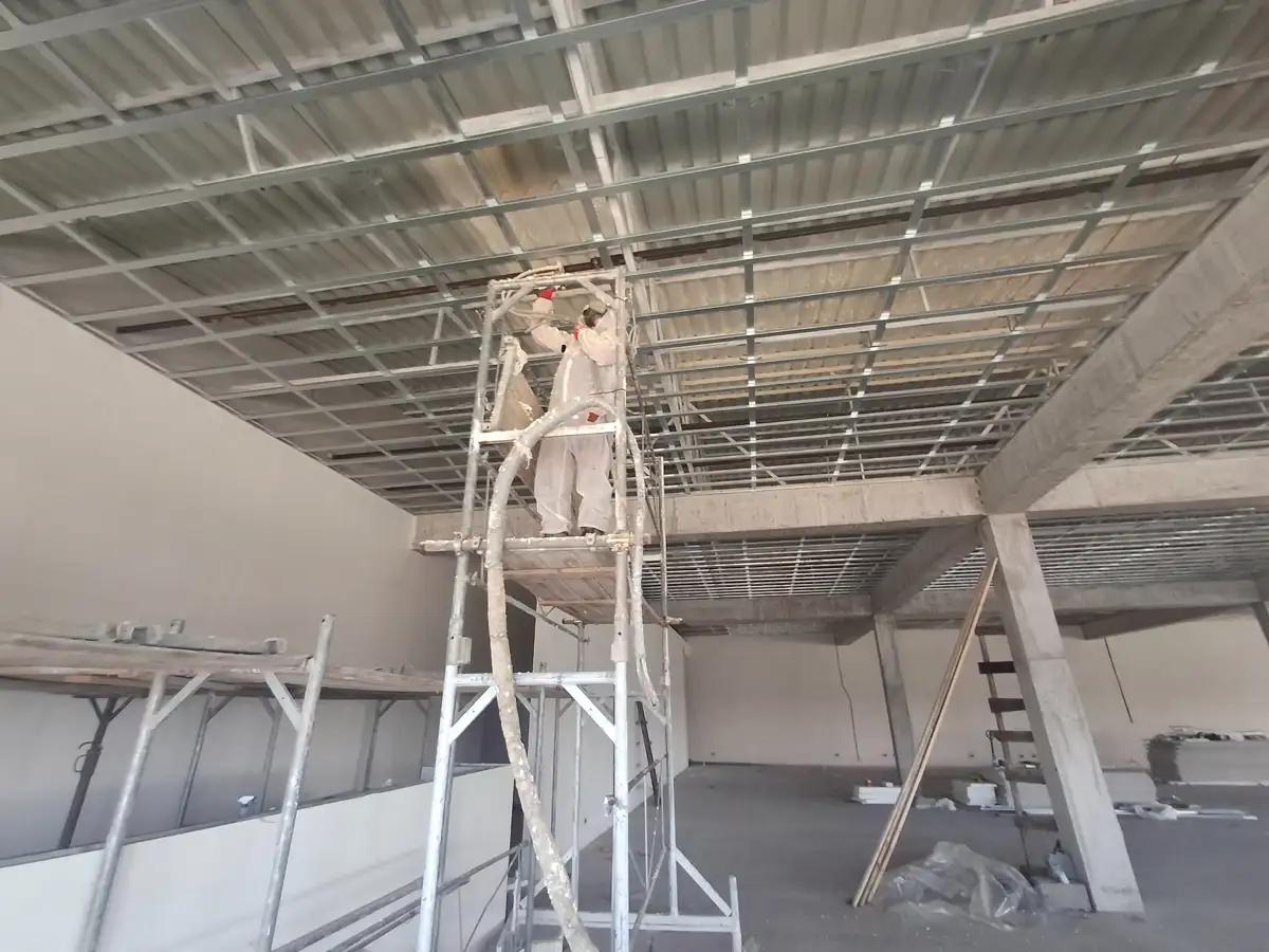 Aplicare izolație spumă poliuretanică celulă închisă 5 cm pe tavanul halei industriale
