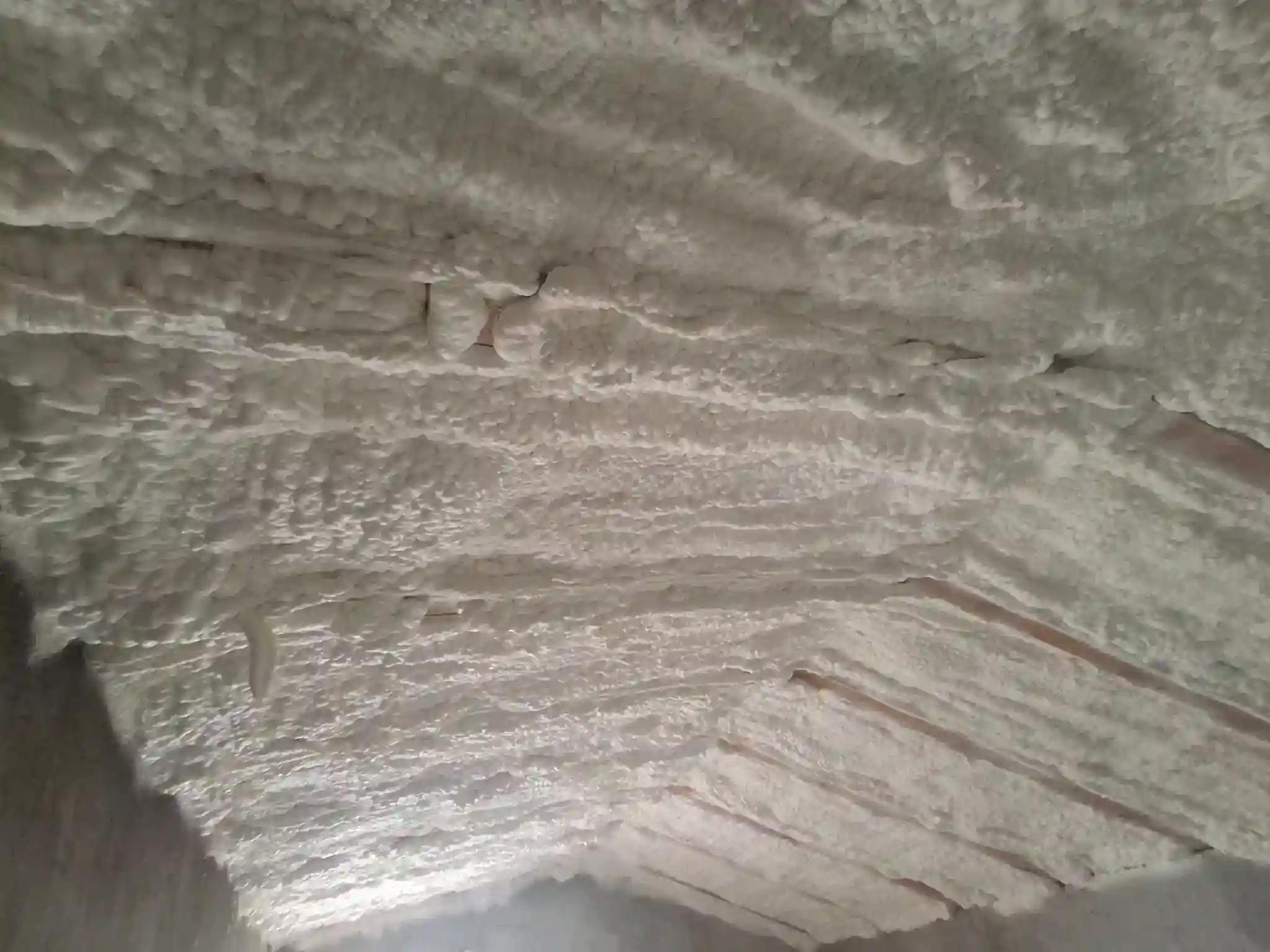 Detaliu aplicare spumă poliuretanică pe suprafață înclinată