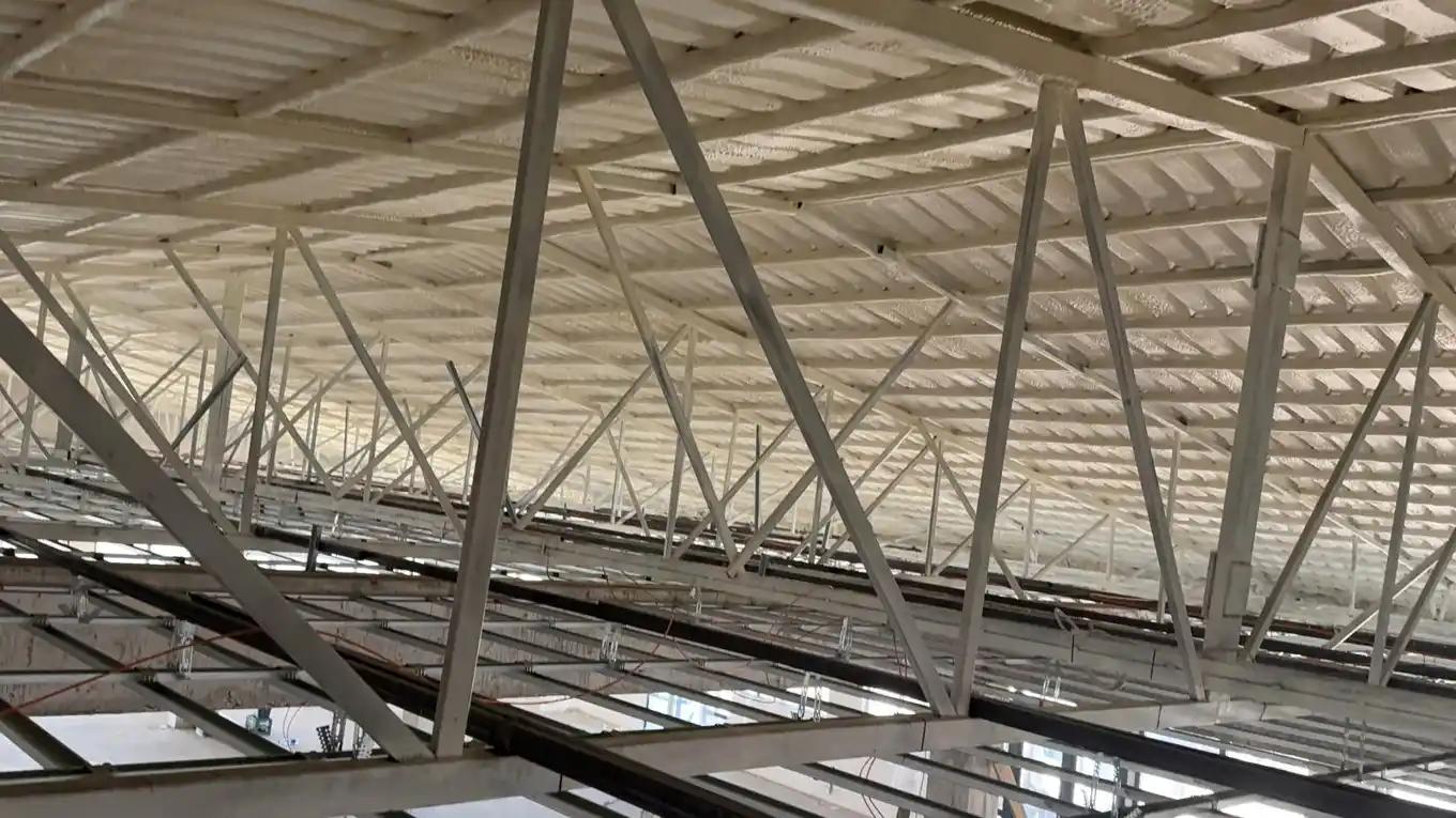 Strat de spumă poliuretanică celulă închisă 5 cm aplicat pe acoperișul halei industriale