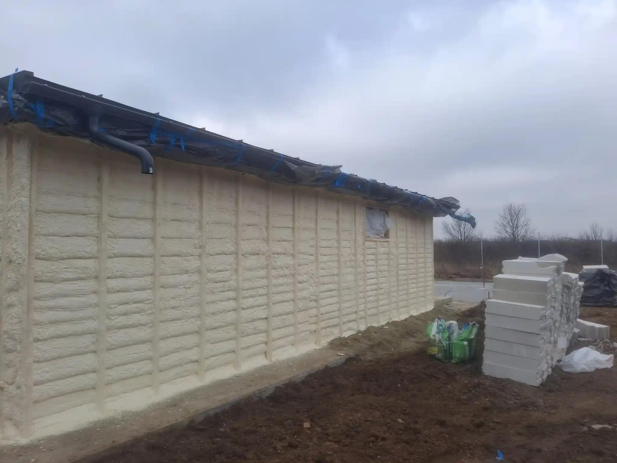 Casă din lemn izolată complet cu spumă poliuretanică cu celulă închisă, grosime 5 cm